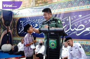 Gubernur Sumsel H Herman Deru berbagi kebahagiaan Ramadhan kepada ribuan anak yatim piatu di Sumsel, Rabu (5/4/2023) petang, Foto : viralsumsel.com/win