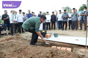 Gubernur Sumsel H Herman Deru peletakan batu pertama pembangunan perluasan Masjid Darul Fallah Talang Jambe Kecamatan Sukarami Palembang. Foto : viralsumsel.com/win