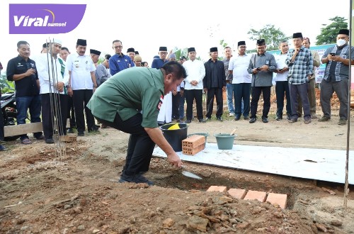 Gubernur Sumsel H Herman Deru peletakan batu pertama pembangunan perluasan Masjid Darul Fallah Talang Jambe Kecamatan Sukarami Palembang. Foto : viralsumsel.com/win