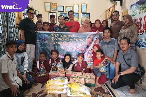 Pengurus DPD PJS Sumsel saat berbagi bersama anak-anak Panti Asuhan, Foto : Viralsumsel/Nto