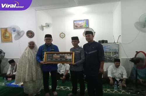 Bupati Empat Lawang Joncik Muhammad Saat Serahkan Jam Kepada Pengurus Masjid di Agenda Safari Ramadhannya. Foto : Viralsumsel/Nto