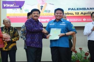 Gubernur Sumsel H Herman Deru, saat penyerahan sertifikat BMN, BMD, dan BUMN, oleh Menteri ATR atau Kepala BPN di Auditorium Bina Praja Setda Provinsi Sumsel, Rabu (12/4/2023). Foto : viralsumsel.com/win