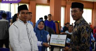 Penyaluan zakat tersebut diserahkan secara simbolis oleh Wakil Bupati OKI, Dja’far Shodiq, Jum’at, (14/4/2023) di Kayuagung. Foto : viralsumsel.com/fir