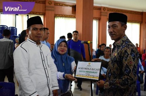 Penyaluan zakat tersebut diserahkan secara simbolis oleh Wakil Bupati OKI, Dja’far Shodiq, Jum’at, (14/4/2023) di Kayuagung. Foto : viralsumsel.com/fir