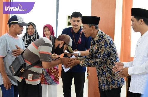 Zakat, infak dan sedakah melalui Baznas OKI Dalam kegiatan yang diselenggarakan di Kantor Bupati OKI, pada Jum’at (14/4/2023). Foto : viralsumsel.com/fir
