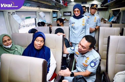 Rivan Purwanto Dirut PT Jasa Raharja Saat Menyapa Warga Yang Sedang Mudik Memakai Kendaraan Umum. Foto : Viralsumsel/Nto