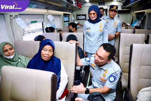 Rivan Purwanto Dirut PT Jasa Raharja Saat Menyapa Warga Yang Sedang Mudik Memakai Kendaraan Umum. Foto : Viralsumsel/Nto