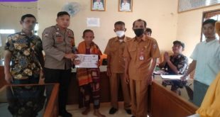 Pemdes Siju di Dampingi Pemerintah Kecamatan Rambutan Dan Babinkamtibmas Saat Menyerahkan Bantuan BLT-DD. Foto : Viralsumsel/Nto