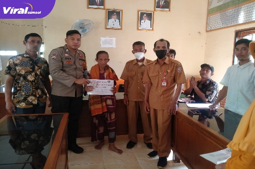 Pemdes Siju di Dampingi Pemerintah Kecamatan Rambutan Dan Babinkamtibmas Saat Menyerahkan Bantuan BLT-DD. Foto : Viralsumsel/Nto