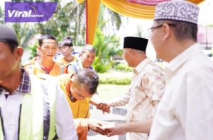 Pj Bupati Muba Apriyadi Bareng Istri Keliling Sekayu Saat Lebaran. Foto : viralsumsel.com/dev
