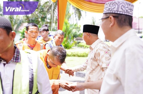 Pj Bupati Muba Apriyadi Bareng Istri Keliling Sekayu Saat Lebaran. Foto : viralsumsel.com/dev