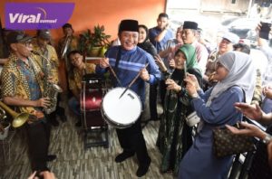 Gubernur Sumsel H Herman Deru berkesempatan melakukan halal Bihalal dengan masyarakat Komering di Balai Desa Cempaka Kecamatan Cempaka Kabupaten OKU Timur, Senin (24/4/2023). Foto : viralsumsel.com/nto