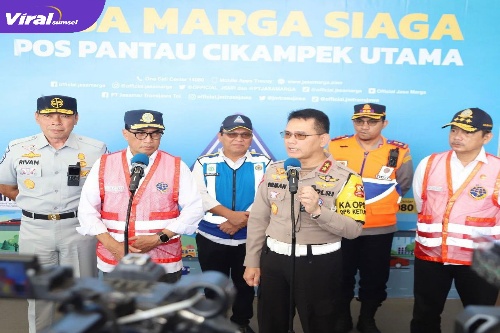 Menteri Perhubungan Budi Karya Sumadi di dampingi oleh Direktur Utama PT Jasa Raharja Rivan Purwantono Saat Jumpa Pers. Foto : Viralsumsel/Nto