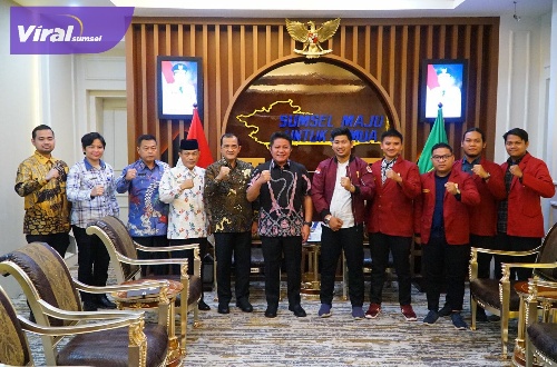 Gubernur Sumsel H Herman Deru menerima audiensi Dewan Pimpinan Daerah (DPD) Ikatan Mahasiswa Muhammadiyah (IMM) Sumsel di ruang tamu Gubernur, Jumat (28/4/2023). Foto : viralsumsel.com/nto