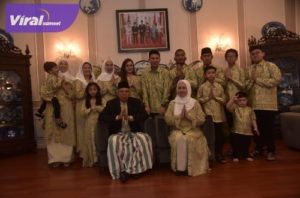 Wakil Gubernur Mawardi dan keluarga langsung halalbihalal di rumah dinasnya di Jalan Demang Lebar Daun Palembang, Sabtu (23/4/2023). Foto : viralsumsel.com/nto