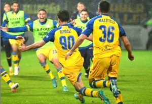 Para pemain Frosinone selebrasi usai resmi mendapatkan tiket promosi ke Serie A (Liga Italia) 2023/2024. Foto : ig
