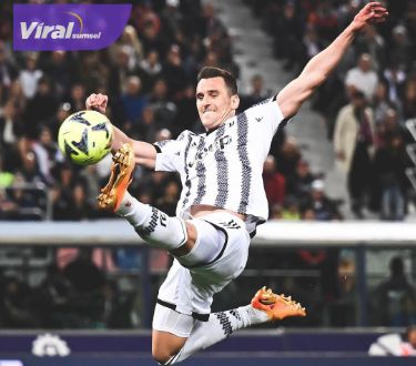 bomber Juventus, Arkadiusz Milik saat hadapi Bologna. Foto : igjuve