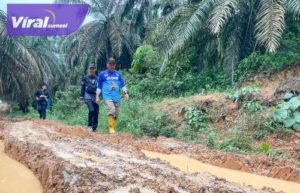 Pj Bupati Muba Apriyadi bersama Kapolres Muba AKBP Siswandi SH Sik MH sisir pelosok data jalan rusak. Foto : viralsumsel.com/dev