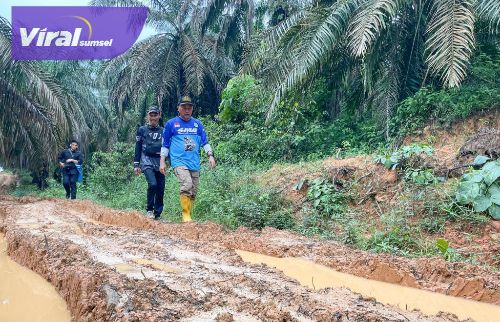Pj Bupati Muba Apriyadi bersama Kapolres Muba AKBP Siswandi SH Sik MH sisir pelosok data jalan rusak. Foto : viralsumsel.com/dev