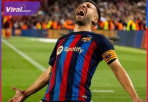 Bek kiri Barcelona Jordi Alba selebrasi usai cetak gol ke gawang Osasuna. Foto : igbarca