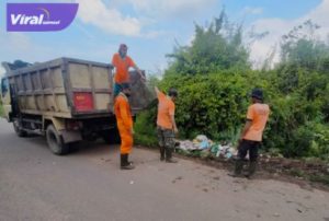 DLH Muba Bersihkan TPS Liar di Kecamatan Sekayu. Foto : viralsumsel.com/dev