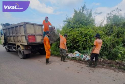 DLH Muba Bersihkan TPS Liar di Kecamatan Sekayu. Foto : viralsumsel.com/dev
