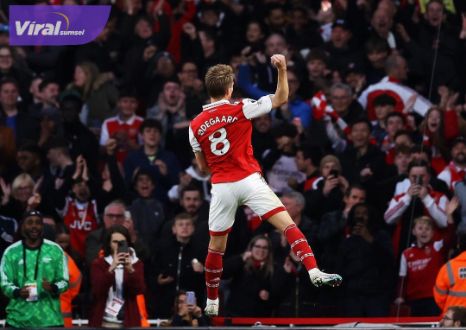 Gelandang Arsenal FC Martin Odegaard selebrasi usai cetak gol ke gawang Chelsea. Foto : igarsenal