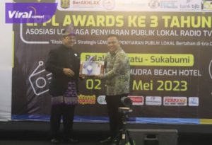 Kadin Kominfo Muba Herryandi Sinulingga AP dalam LPPL Award ke-3 Asosiasi LPPL Radio-Tv Indonesia di Grand Inna Samudera Beach Hotel – Pelabuhan Ratu Kabupaten Sukabumi. Rabu malam (3/5/2023). Foto : viralsumsel.com/dev