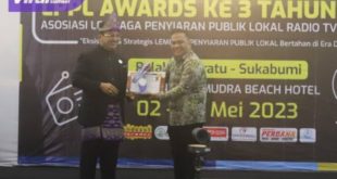Kadin Kominfo Muba Herryandi Sinulingga AP dalam LPPL Award ke-3 Asosiasi LPPL Radio-Tv Indonesia di Grand Inna Samudera Beach Hotel – Pelabuhan Ratu Kabupaten Sukabumi. Rabu malam (3/5/2023). Foto : viralsumsel.com/dev