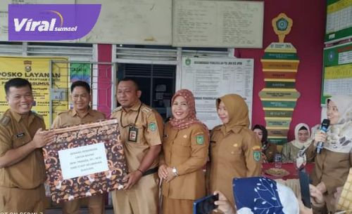 Serah terima jabatan kelurahan Sukajadi kecamatan Prabumulih timur kota Prabumulih dari yang lama Deni Trianza, SH MSI kepada lurah yang baru Faulus Ridho, SKM. Foto : viralsumsel.com/mal