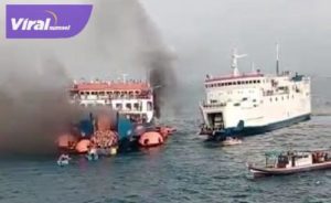 Viral, Kapal Penyeberangan Merak ke Bakauheuni KMP Royce 1 Terbakar di Selat Sunda. Foto : net