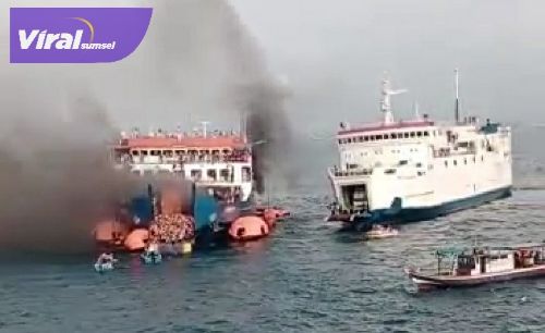 Viral, Kapal Penyeberangan Merak ke Bakauheuni KMP Royce 1 Terbakar di Selat Sunda. Foto : net