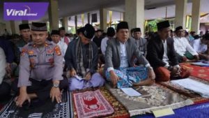 Walikota Prabumulih, Ir. H. Ridho Yahya melaksanakan Sholat Idul Fitri 1444 H bersama para masyarakat. Foto : viralsumsel.com/mal