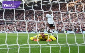 Ekspresi penjaga gawang Manchester United, David de Gea saat gawangnya dibobol pemain West Ham United. Foto : thesun