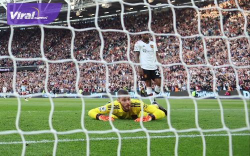Ekspresi penjaga gawang Manchester United, David de Gea saat gawangnya dibobol pemain West Ham United. Foto : thesun