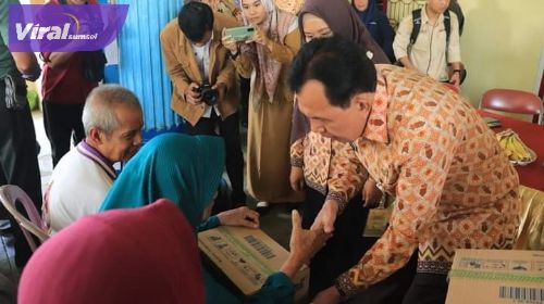 Wako dan Wawako Lakukan Penyerahan Bantuan Bencana Banjir di Wilayah Kota Prabumulih. Foto : viralsumsel.com/mal