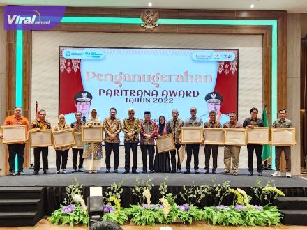Pemprov Sumsel dan BPJS Ketenagakerjaan Kanwil Sumbagsel serahkan Paritrana Award 2022 . Foto : viralsumsel.com/yan