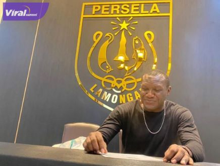 Penyerang Naturalisasi Mantan Sriwijaya FC Herman Dzumafo Jadi Rekrutan Perdana Persela Lamongan. Foto : ig