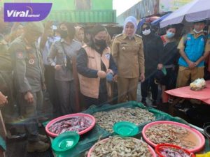 Fitrianti Agustinda Wakil Walikota Palembang Sidak Pasar 26 Ilir Bersama BBPOM. Foto : viralsumsel.com/nto