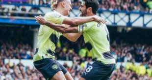 Gelandang Manchester City, Ilkay Gundogan selebrasi bersama Erling Haaland usai cetak gol ke gawang Everton. Foto : igmancity