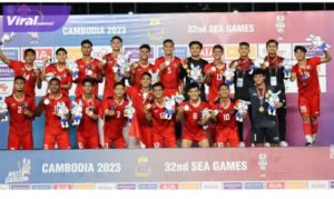 Para pemain Timnas Indonesia euforia usai meraih medali emas SEA Games 2023. Foto : pssi