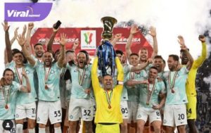 Euforia pemain, pelatih dan ofisial Inter Milan angkat trofi juara Coppa Italia. Foto : ig