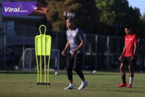 Profil Nova Arianto “Suster Ngesot” Mantan Bek Sriwijaya FC Senang Jajal Timnas Argentina. Foto : pssi