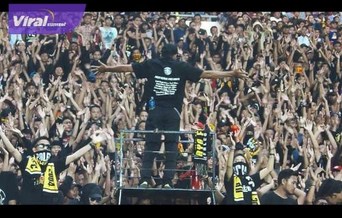 Ultras Palembang beraksi di Tribun Stadion Gelora Sriwijaya Jakabaring, home base Sriwijaya FC. Foto : viralsumsel.com/asa