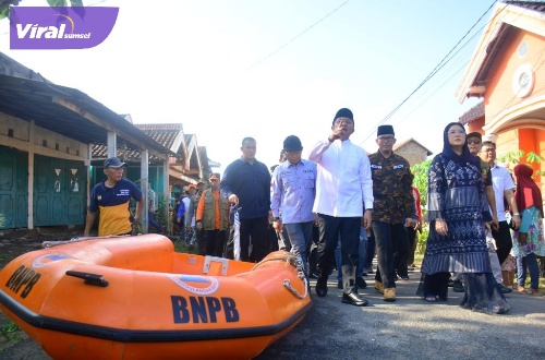 Gubernur Sumsel H Herman Deru didampingi Ketua KORMI Sumsel Hj Samantha Tivani HD turun langsung kelokasi banjir, Minggu (30/4/2023). Foto : viralsumsel.com/nto
