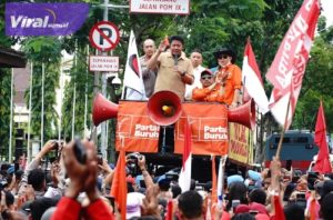 Gubernur Sumsel H Herman Deru turun langsung menemui para buruh yang berorasi menyampaikan tuntutannya di halaman gedung DPRD Provinsi Sumsel. Foto : viralsumsel.com/nto