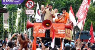 Gubernur Sumsel H Herman Deru turun langsung menemui para buruh yang berorasi menyampaikan tuntutannya di halaman gedung DPRD Provinsi Sumsel. Foto : viralsumsel.com/nto
