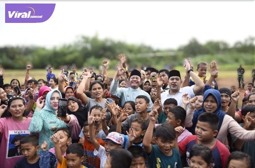 Gubernur Sumsel H Herman Deru usai meletakan batu pertama pembangunan Gedung MWC NU Kelingi IV-D bertempat di Desa Temuan Jaya Kecamatan Muara Kelingi MURA, Rabu (3/5/2023). Foto : viralsumsel.com/nto