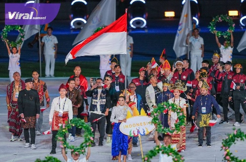 Kontingen Indonesia saat opening ceremony SEA Games 2023 Kamboja yang digelar pada Jumat (5/5) di Morodok Techo National Stadium, Phnom Penh. Foto : ist