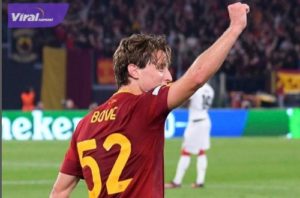 Pemain muda AS Rima Edoardo Bove selebrasi usai cetak gol ke gawang Bayer Leverkusen pada laga pertama semifinal Liga Europa 2022/2023 di Stadion Stadio Olimpico (Roma), Italia, Jumat (12/5/2023) dini hari tadi. Foto : igroma